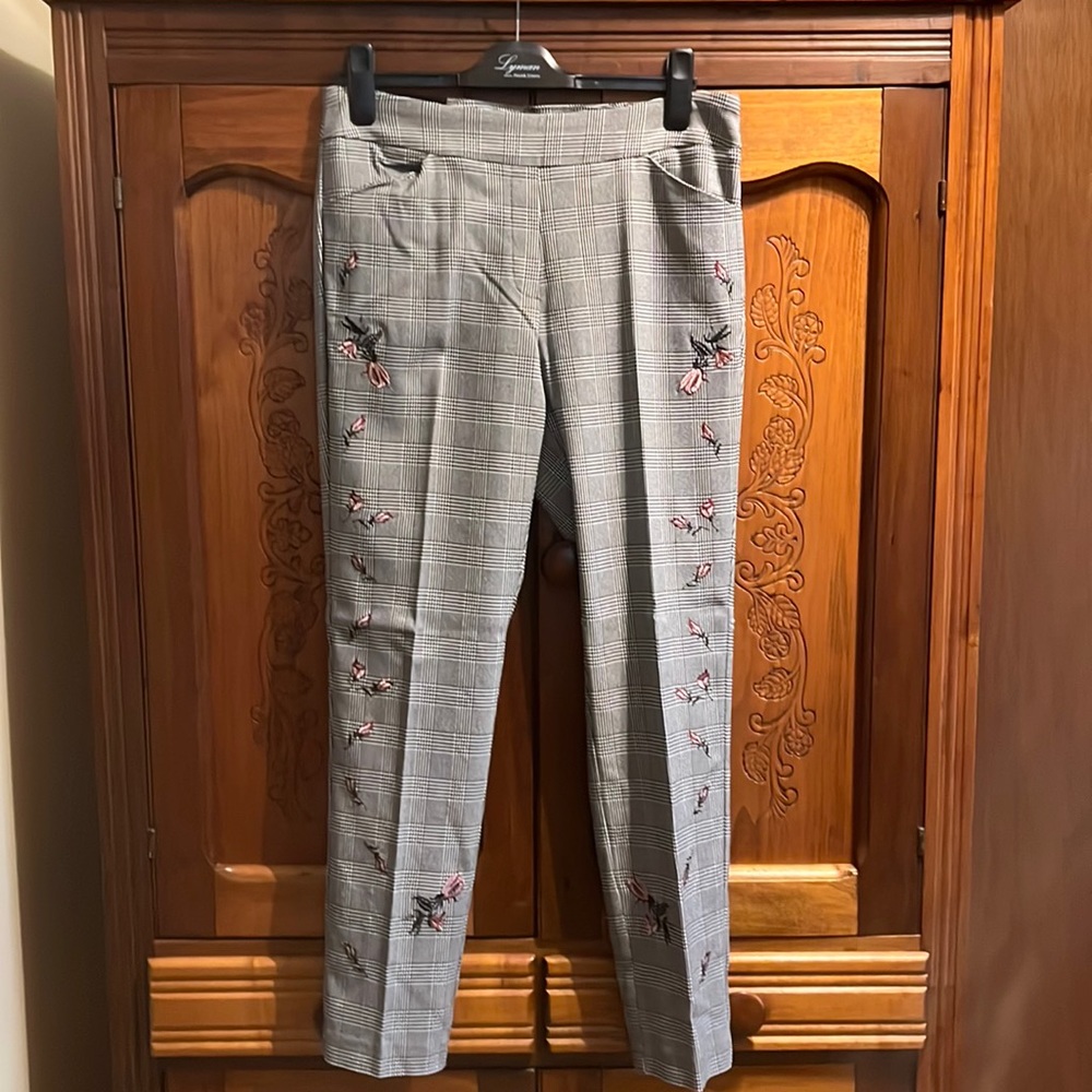 New Renuar plaid pants w/pink embroidery flowers